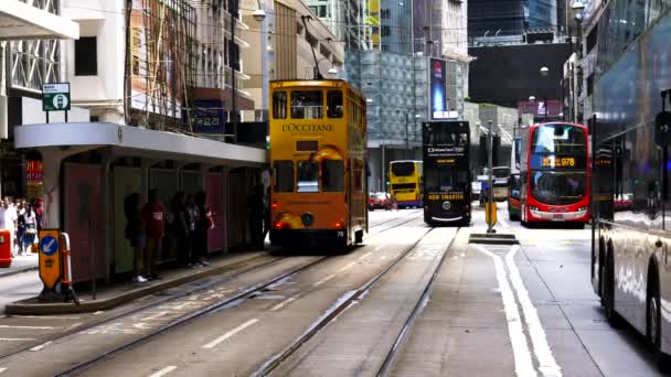 HONG KONG, CHINA- OCTUBRE, 2, 2017: dos tranvías se acercan a la cámara en el centro de Hong Kong — Vídeo de stock