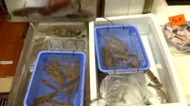 Hong Kong 'daki fa yuen pazarında canlı karidesler satılıyor.
