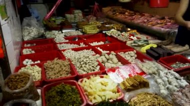 Hong Kong 'daki Chun Yeung pazarında işlenmiş balık köfteleri ve diğer balık ürünleri.