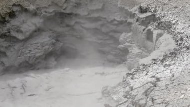 Yellowstone 'daki Hayden Vadisi' nde kaynamış çamur volkanı suyu.