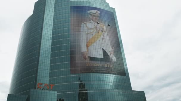 BANGKOK, THAILAND- GIUGNO, 23 giugno 2017: ritratto del re thailandese su un edificio a Bangkok — Video Stock