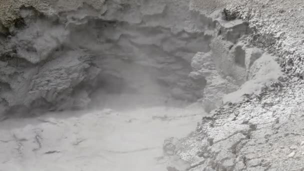 Vroucí voda z bahenní sopky v Haydenském údolí v Yellowstone — Stock video