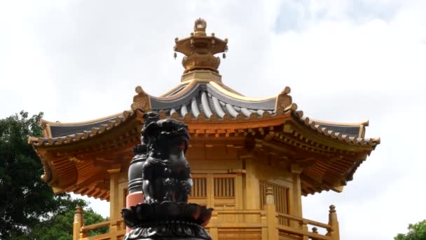 Een paviljoen en een leeuwenstandbeeld bij nan lian gardens in hong kong — Stockvideo