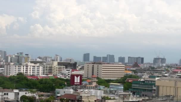 Un tiro panorámico a la izquierda de la ciudad desde el monte dorado en Bangkok — Vídeos de Stock