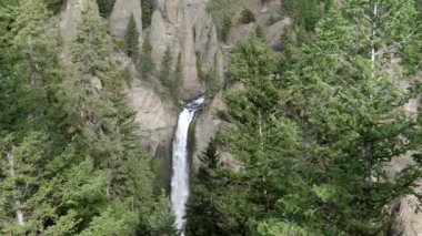 Yellowstone 'daki düşen şelalenin yüksek açılı görüntüsü