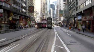 Hong Kong, Çin. 2 Ekim 2017. Hong Kong şehir merkezinde tarihi bir çift katlı tramvay.