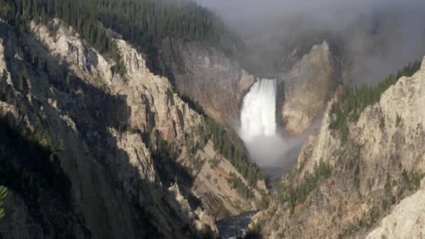 Nižší Yellowstone padá na mlhavé ráno z místa umělce v Yellowstone National Park — Stock video