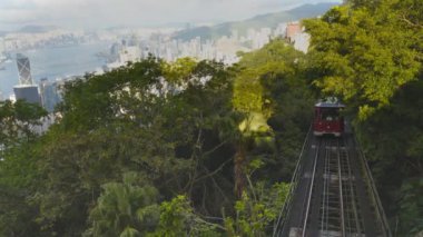Zirveye giden tramvayın Hong Kong, Çin 'deki terminale varış açısı çok geniş.