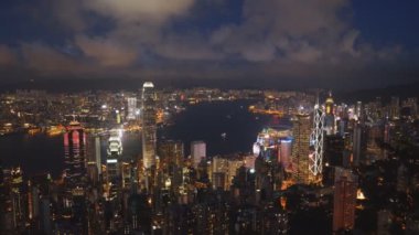 Hong Kong, Çin 'deki zirveden Victoria Limanı ve Hong Kong Adası' nın gece çekimleri.