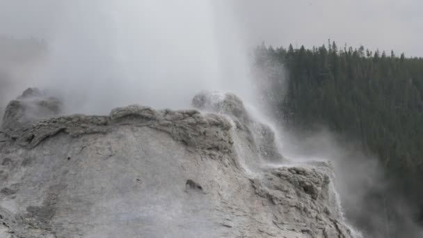 Primo piano al rallentatore del cono geyser del castello nel parco nazionale di yellowstone — Video Stock