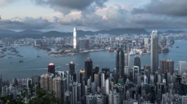 HONG KONG, ÇİN-OKTOBER, 2, 2017: Hong Kong zirvesinden Victoria Limanı ve Hong Kong Adası manzarası