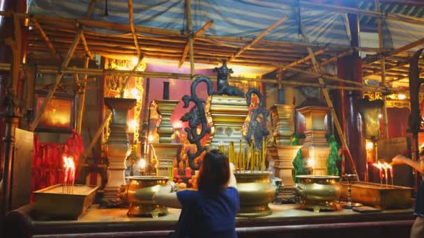 HONG KONG, CHINA- OCTOBER, 2, 2017: two chinese worshipers lighting incense at man mo temple in hong kong — Stock Video