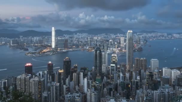 Un tramonto panning timelapse del porto di Victoria e Hong Kong isola dalla cima in Hong Kong — Video Stock