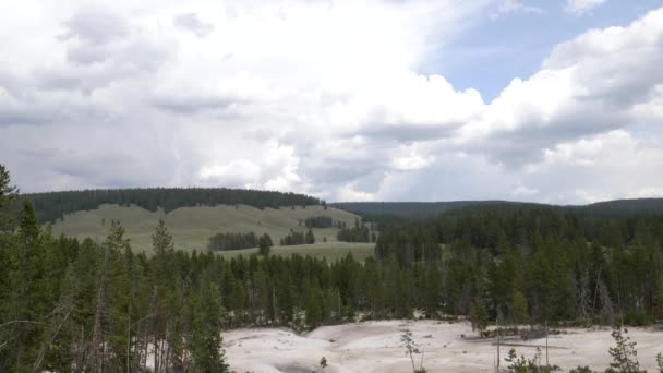 Breiter, nach unten gekippter Schuss Schwefelkessel in Yellowstone — Stockvideo