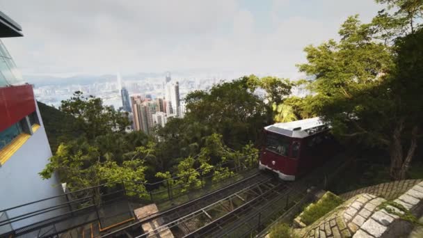 전차는 홍콩에 있는 피크 터미널에 도착 한다 — 비디오
