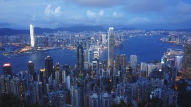 Hong Kong tepesinden Victoria Limanı ve Hong Kong Adası 'nın alacakaranlık görüntüsü.
