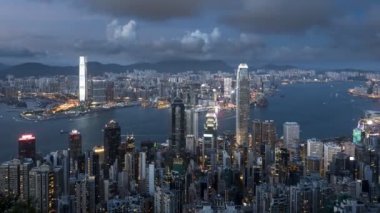 Hong Kong 'daki zirveden sonra akşam uçuşları uzadı.