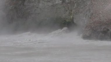 Yellowstone Ulusal Parkı Hayden Vadisi 'ndeki termal havuzun yakın çekimi.