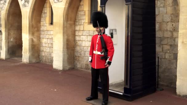 ЛОНДОН, Англия - 4 октября 2017 года королевский караул дежурит в Виндзорском замке — стоковое видео