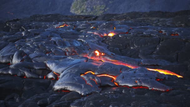Bredt billede af en lavastrøm fra kilauea vulkan i hawaii – Stock-video