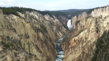 Yellowstone 'daki sanatçı noktasından görüldüğü gibi daha düşük sarı taş düşüyor.