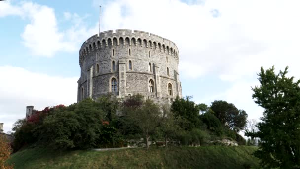 Londyn, Anglia - październik, 4 2017 niski kąt widzenia okrągłej wieży na zamku Windsor — Wideo stockowe