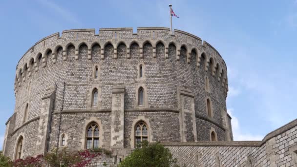 Londyn, Anglia - październik, 4 2017 niski kąt widzenia okrągłej wieży z południa na zamku Windsor — Wideo stockowe