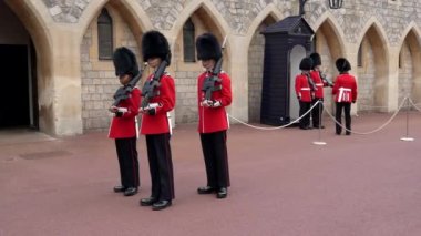 Londra, İngiltere - Ekim, 4. 2017 Windsor Kalesi 'nde kraliçe muhafızlarının değişimi