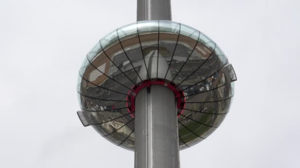 2017 년 10 월 4 일에 확인 함 . Brighton, england- 2017 년 10 월 4 일 : close of the pod on the i360 observation tower at Brighton — 비디오