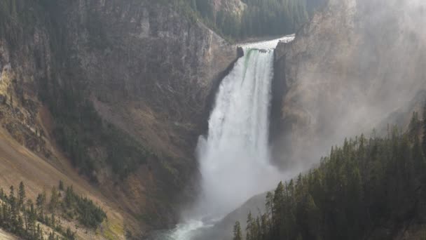 180p odpovídá 30p zpomalení klipu nižších vodopádů v národním parku Yellowstone — Stock video