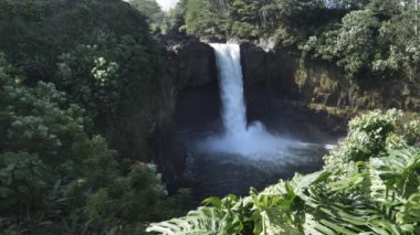 180p yavaş çekimde çekildi. Gökkuşağı Hilo 'ya düştü. Hawaii' nin büyük adasına.