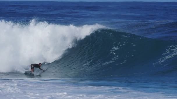Slow motion shot of a surfer executing a topturn at pipeline in the island of oahu in hawaii — Stok Video