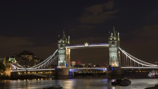 Vista nocturna del Tower Bridge en Londres — Vídeo de stock
