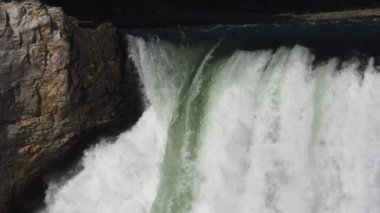 Yavaş çekim yakın çekim daha düşük düşüş Yellowstone Ulusal Parkı 'na sıçrama