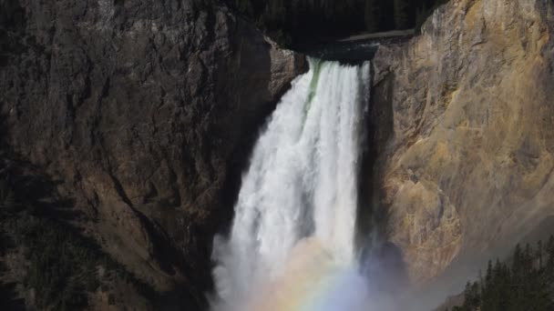 Un primer plano en cámara lenta de las caídas más bajas y su arco iris en el parque nacional de Yellowstone — Vídeos de Stock