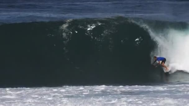 HALEIWA, ESTADOS UNIDOS DE AMÉRICA - 11 DE DICIEMBRE DE 2017: 4K 60p clip de un surfista en el backdoor pipe en hawaii — Vídeos de Stock