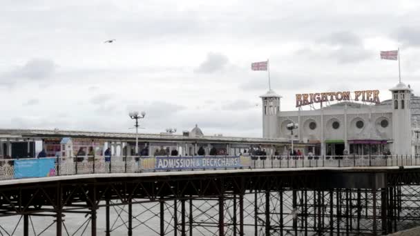 BRIGHTON, ENGLAND- OKTOBER, 4 2017: pan of brighton pier at brighton beach, England — Stockvideo