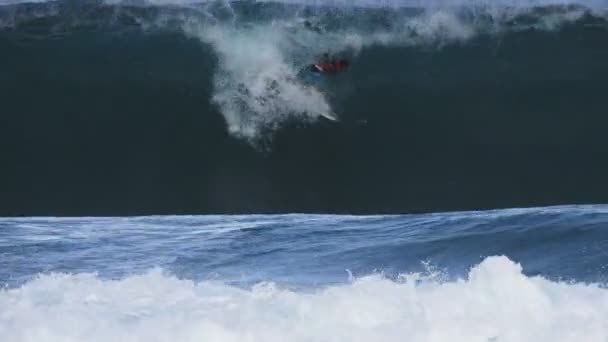 HALEIWA, STATI UNITI D'AMERICA - 11 DICEMBRE 2017: clip 4K 60p di Gabriel Medina che fa un giro in metropolitana presso pipeline, hawaii — Video Stock