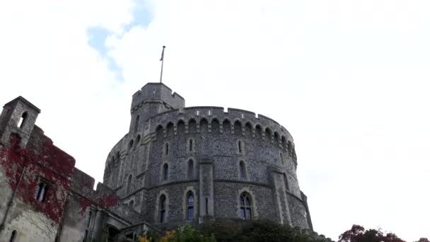 2017 년 6 월 4 일에 확인 함 . LONDON, ENGLAND- OCTOBER, 4 2017: tilt down shot of round tower at windsor castle — 비디오