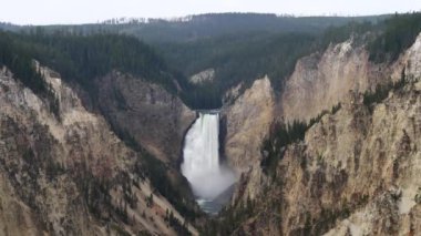 Yellowstone Ulusal Parkı 'ndaki sanatçı noktasından daha düşük düşüşler için yakın çekim