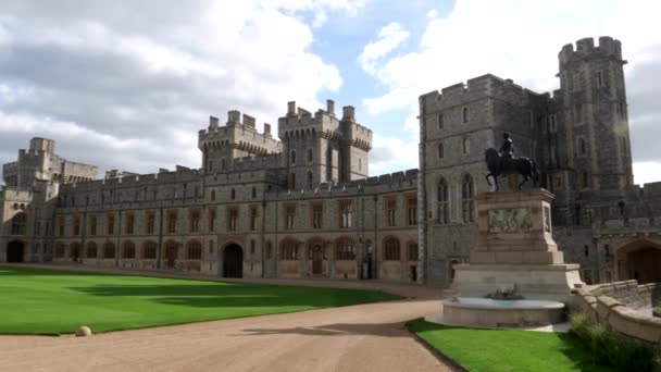 London, England- Oktober, 4 2017: skott av fyrhörningen på Windsor Castle — Stockvideo