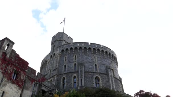 2017 년 6 월 4 일에 확인 함 . LONDON, ENGLAND- OCTOBER, 4 2017: tilt down shot of round tower at windsor castle — 비디오