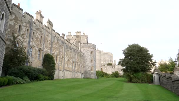 As paredes e gramados do castelo de Windsor em Berkshire, Inglaterra — Vídeo de Stock