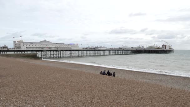 Une large vue sur la jetée et la plage de Brighton — Video