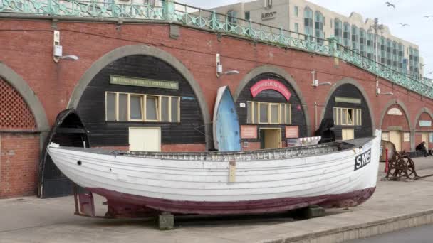 BRIGHTON, ANGLETERRE - 4 OCTOBRE 2017 : un vieux bateau de pêche devant le musée de la pêche de Brighton — Video