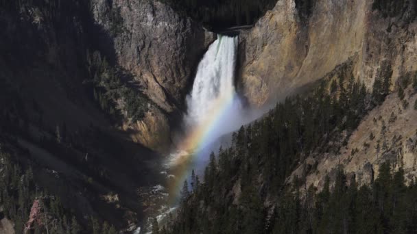 180p lassított felvétel alsó sárgakő esik egy szivárvány a Yellowstone Nemzeti Park — Stock videók