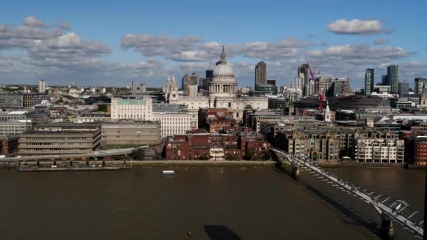 Hoog zicht op st pauls en de namen van de tate in Londen — Stockvideo