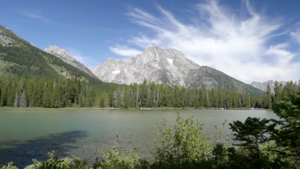 Стринговое озеро и гора Моран в национальном парке Гранд Титон в Вайоминге — стоковое видео