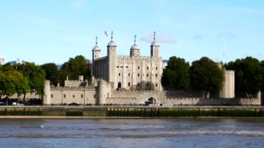 Londra nehri karşısındaki Londra Kulesi Londra 'da thames