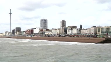 Brighton Rıhtımı 'ndan i360 kulesine doğru bakan deniz önü